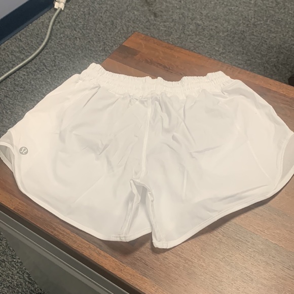 Lululemon Hotty Hot LR Short 4’ Lined NWT - Picture 2 of 2